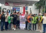 Senyum Ojol Gresik Saat Dapat BBM Gratis, Polsek Kebomas dan YALPK Group Gelar Bakti Sosial