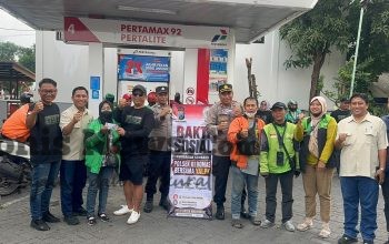 Senyum Ojol Gresik Saat Dapat BBM Gratis, Polsek Kebomas dan YALPK Group Gelar Bakti Sosial