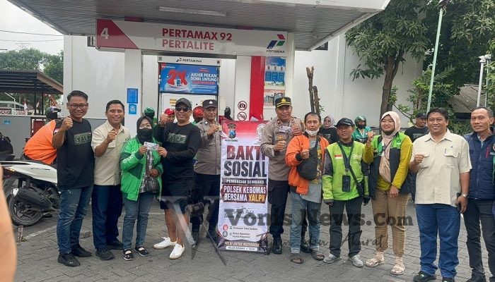 Senyum Ojol Gresik Saat Dapat BBM Gratis, Polsek Kebomas dan YALPK Group Gelar Bakti Sosial
