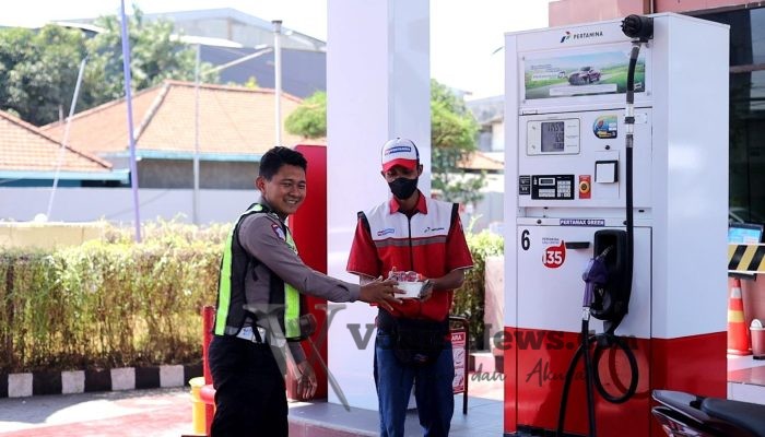 Satlantas Polres Gresik Tebar Kepedulian Lewat Program “Jumat Berkah Berbagi