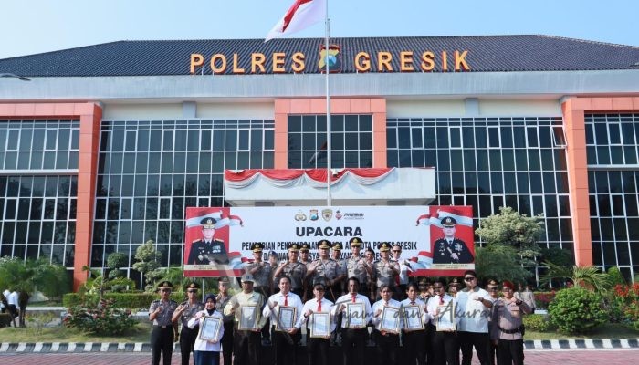 Polres Gresik Beri Reward kepada Personel Berprestasi dan Warga, Perkuat Sinergi Pamswakarsa