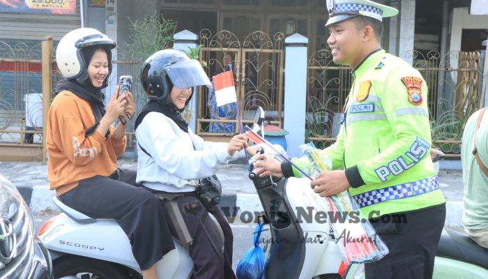 Ratusan Bendera Merah Putih Dibagikan Polres Gresik, Senyum Pengendara Warnai Simpang Empat Sentolang