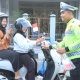 Ratusan Bendera Merah Putih Dibagikan Polres Gresik, Senyum Pengendara Warnai Simpang Empat Sentolang