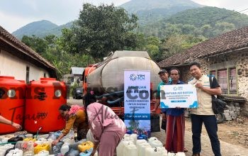Kekeringan Meluas, YBM PLN UIP JBTB Salurkan 50 Ribu Liter Air Bersih ke Bondowoso dan Mojokerto