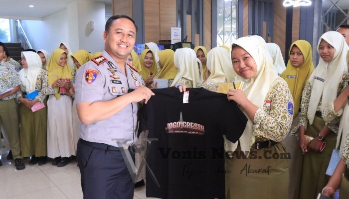 Kapolres Gresik Ajak Pelajar SMPN 22 Jauhi Bullying dan Bijak Gunakan Smartphone