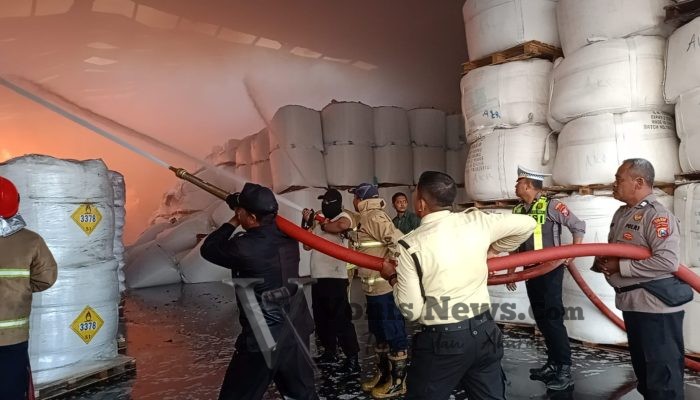 Polisi dan Tim Gabungan Bergerak Cepat, Kebakaran Gudang PT Wings Surya Driyorejo Padam dalam 4 Jam