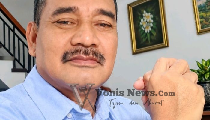 Di Ujung Usia, Tukang Parkir Masih Berdiri Menjaga Kendaraan