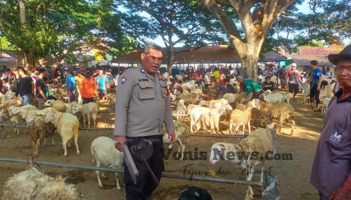 Polsek Dukun Cek Pasar Kambing Kencana, Dukung Ketahanan Pangan di Kabupaten Gresik