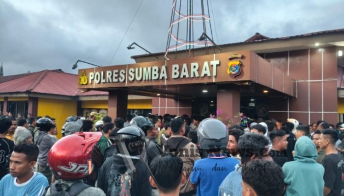 Personel Kodim 1613/Sumba Barat Turun Redam Ketegangan Massa di Mapolres