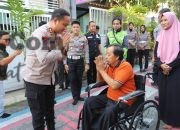 Jelang HUT Lalu Lintas Bhayangkara ke-71, Kapolres Gresik Bantu Ojol Korban Kecelakaan dengan Kursi Roda dan Modal Usaha