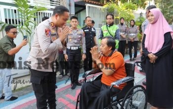 Jelang HUT Lalu Lintas Bhayangkara ke-71, Kapolres Gresik Bantu Ojol Korban Kecelakaan dengan Kursi Roda dan Modal Usaha