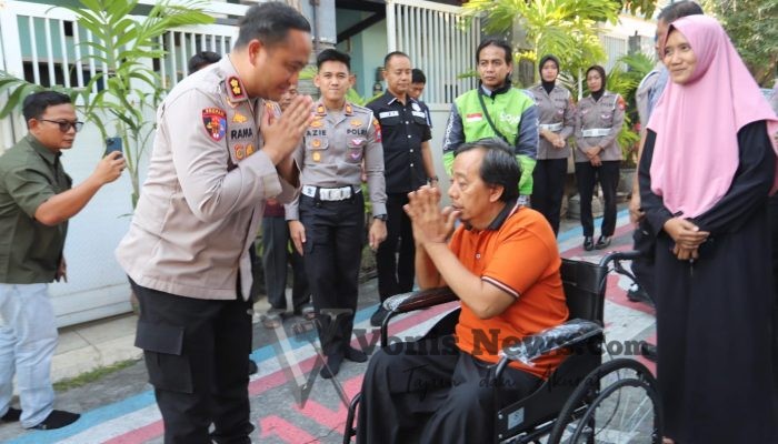 Jelang HUT Lalu Lintas Bhayangkara ke-71, Kapolres Gresik Bantu Ojol Korban Kecelakaan dengan Kursi Roda dan Modal Usaha