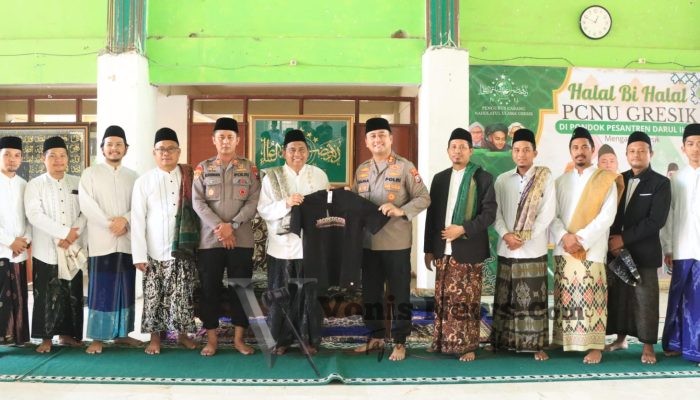 Polres Gresik Safari Jumat ke Ponpes Darul Ikhsan, Kapolres Ajak Santri Jauhi Narkoba dan Bijak Bermedia Sosial