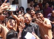 Penuh Kegembiraan dan Keharmonisan, Gubernur Bali Wayan Koster Traktir Siswa SMPN 13 Denpasar Nasi Jinggo