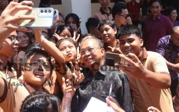 Penuh Kegembiraan dan Keharmonisan, Gubernur Bali Wayan Koster Traktir Siswa SMPN 13 Denpasar Nasi Jinggo