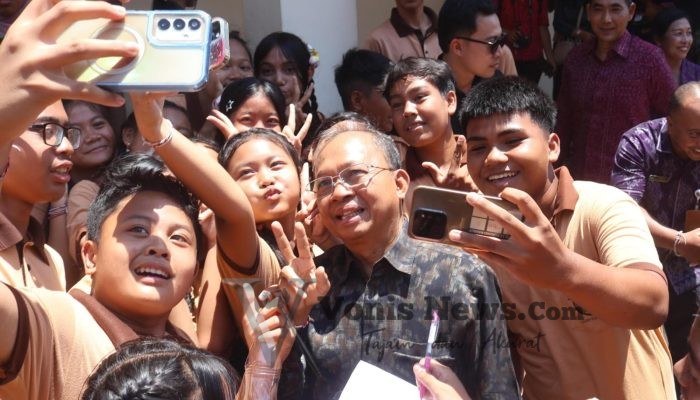 Penuh Kegembiraan dan Keharmonisan, Gubernur Bali Wayan Koster Traktir Siswa SMPN 13 Denpasar Nasi Jinggo