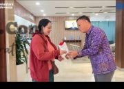 Hari Pelanggan Nasional, BRI Branch Office Renon Apresiasi Nasabah dengan Bunga dan Cokelat