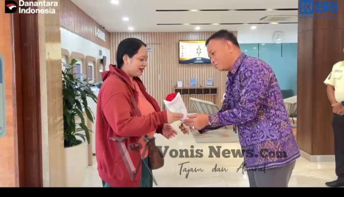 Hari Pelanggan Nasional, BRI Branch Office Renon Apresiasi Nasabah dengan Bunga dan Cokelat