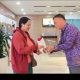 Hari Pelanggan Nasional, BRI Branch Office Renon Apresiasi Nasabah dengan Bunga dan Cokelat