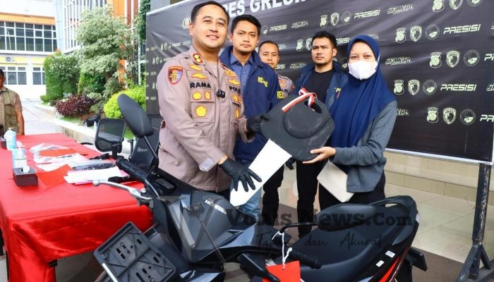 Dua Residivis Curanmor Dibekuk Kurang dari 24 Jam, Polres Gresik Kembalikan Motor Curian kepada Korban