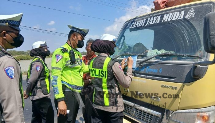 Satlantas Polres Gresik Tindak Truk Tanpa Terpal di Jalan Raya Pantura