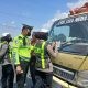 Satlantas Polres Gresik Tindak Truk Tanpa Terpal di Jalan Raya Pantura