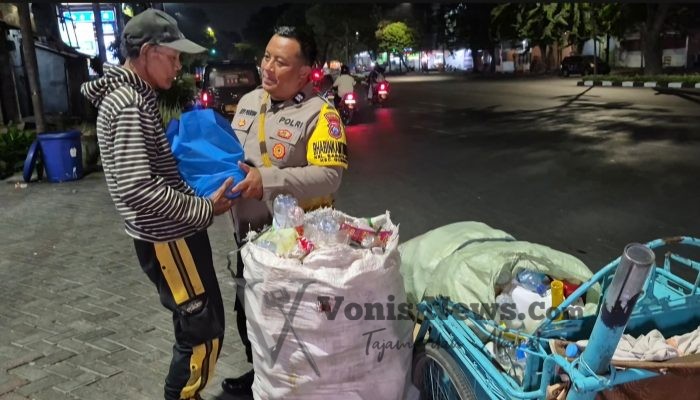 JUPE Malam Polsek Gubeng: Patroli Cegah Kriminalitas Sambil Berbagi Sembako untuk Pejuang Rupiah
