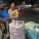 JUPE Malam Polsek Gubeng: Patroli Cegah Kriminalitas Sambil Berbagi Sembako untuk Pejuang Rupiah