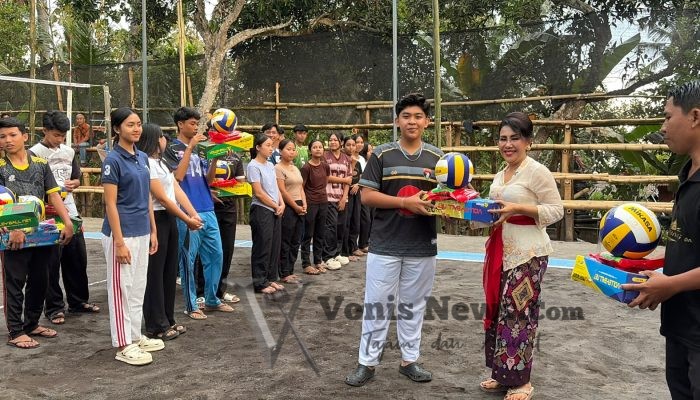 Serap Aspirasi Anak Muda, Tutik Kusuma Wardhani Dukung Turnamen Bola Voli di Desa Seraya