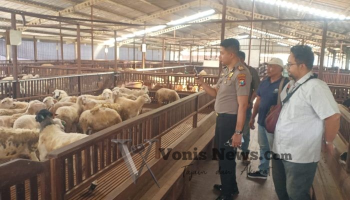 Polsek Kedamean Cek Peternakan Kambing di Sidoraharjo, Dukung Program Ketahanan Pangan