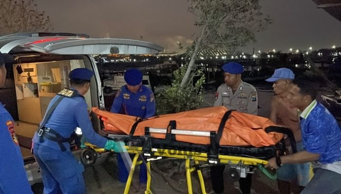 Satpolairud Gresik Evakuasi Jasad Pria Mengapung di Perairan Mengare-Karangjamuan