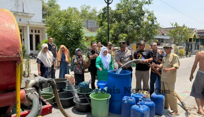 Polisi Bersama Masyarakat, Polsek Duduksampeyan Salurkan Air Bersih untuk Warga Tumapel