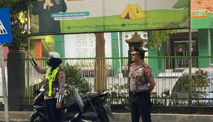 Kapolres Gresik Turun Langsung Pantau Personel dan Atur Lalu Lintas di Simpang PLN Kebomas