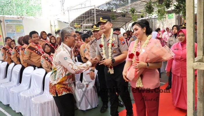 Kapolres Pelabuhan Tanjung Perak Kunjungi SMP Kemala Bhayangkari 8, Tanamkan Nilai Disiplin dan Karakter kepada Siswa