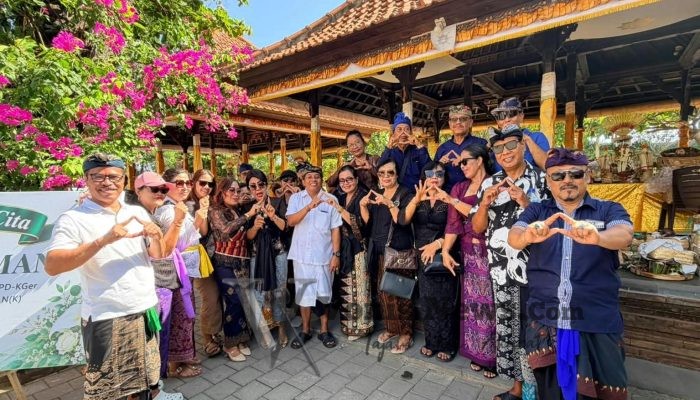 Tutik Kusuma Wardhani Hadiri Ngaben Ibunda I Made Sada, Teguhkan Solidaritas Demokrat Bali